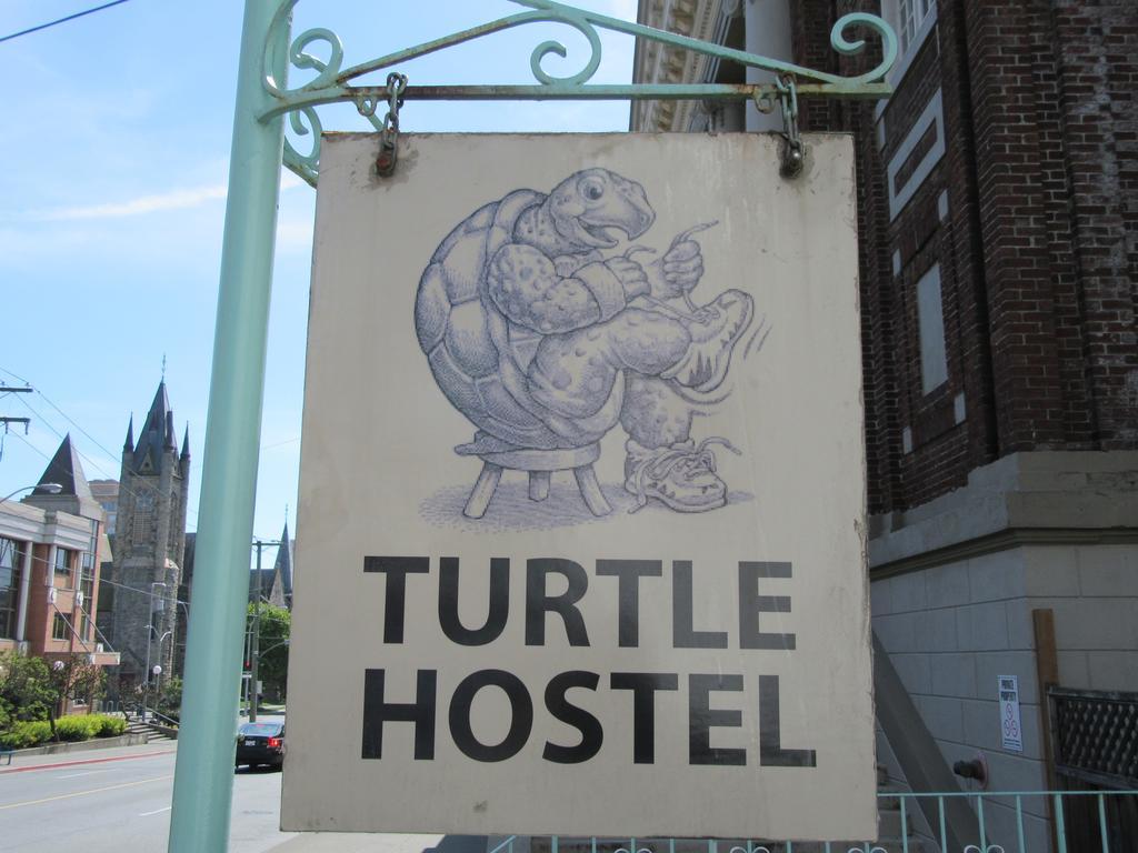 Turtle Hostel Victoria Eksteriør billede